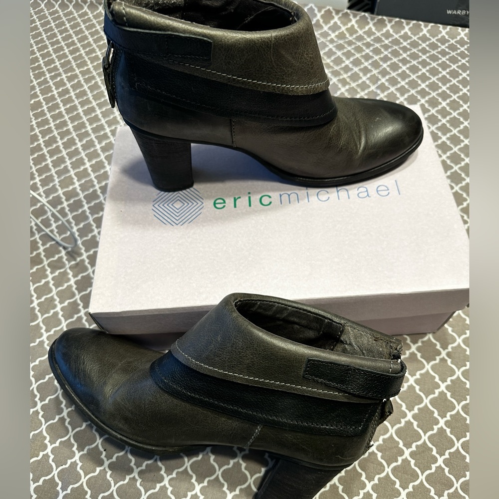 EUC Eric Michaels Olive/Gray booties